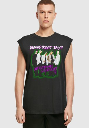 Schwarzes ärmelloses T-Shirt mit grafischem Design, das den Text „Backstreet Boys“ und ein Bild von fünf männlichen Figuren vorne zeigt.