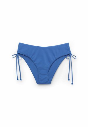 Parte inferior de bikini azul hecha de tela suave, con lazos ajustables a los lados, con un diseño limpio y minimalista y cobertura media.