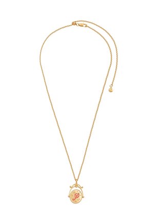 Kuldne kett-kaelakee ovaalse medaljoni ripatsiga, millele on graveeritud punane täht "P" ja väikesed dekoratiivsed tähed.