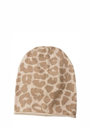 Gorro de punto beige con un estampado animal en tonos tostados y el borde vuelto, sobre un fondo blanco.