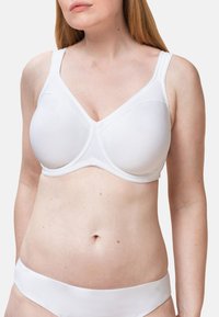 Reggiseno bianco con ferretto, tessuto liscio, scollo a V e spalline regolabili. Presenta coppe senza cuciture e un design minimalista.