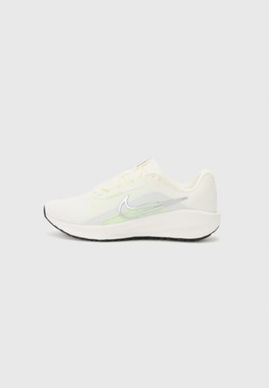Nike Performance DOWNSHIFTER 13 - Løpesko for vei - sail/silver-coloured photon dust/summit white/barely volt/black