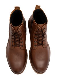 Brązowe skórzane botki za kostkę z fakturowaną powierzchnią, z przodem sznurowanym, bocznymi zamkami i okrągłym noskiem.