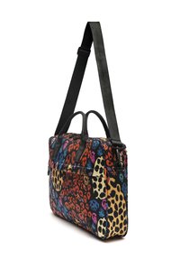 Bunt gemusterte Stofftasche mit einem Leoparden- und Blumenmuster, schwarzen Lederakzenten, doppelten Griffen und einem verstellbaren Schultergurt. Rechteckige Form.