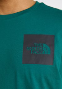 The North Face M S/S FINE  - Print T-shirt - deep nori