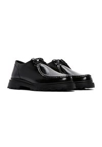Zapatos de cuero negro con un acabado pulido, que presentan un upper cosido, punta redonda y una suela de goma resistente para mayor tracción.