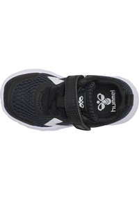 Schwarzer Mesh-Sportschuh mit synthetischem Obermaterial, weißen Akzenten, verstellbarem Riemen und strukturierten Sohlen. Verfügt über ein Logo auf der Innensohle.
