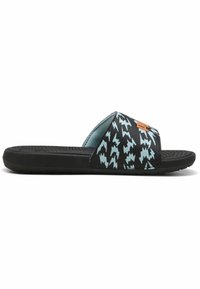 Sandale negre cu talpa plată, cu un model în zigzag albastru, realizate dintr-un material moale și cu o talpă texturată pentru aderență. Detaliu logo portocalie pe brățară.