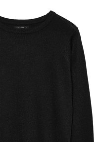 Maglione nero lavorato a maglia con scollo rotondo e maniche lunghe, caratterizzato da una leggera lucentezza grazie ai fili metallici presenti nel tessuto.