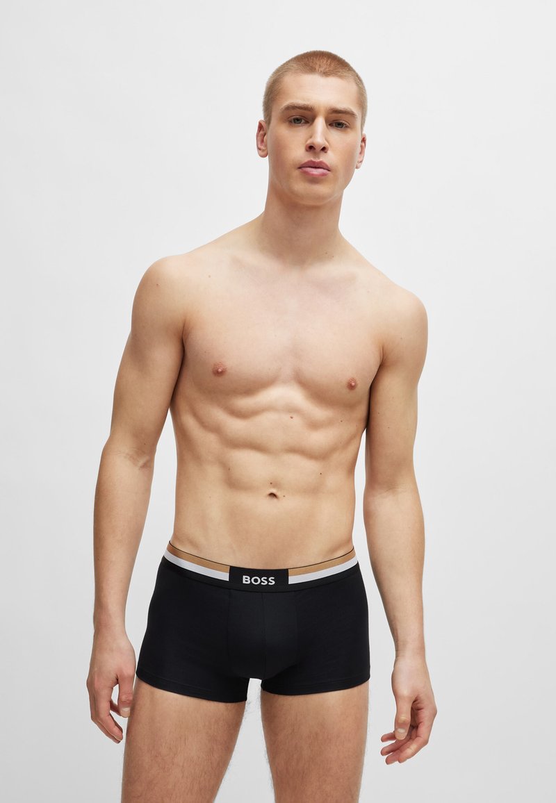 Zwarte boxershorts met een contrasterende tailleband met het "BOSS"-logo in het wit. Glad stof met een getailleerd ontwerp en een middelhoge snit.