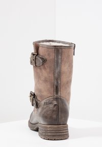 Bruna faux läder ankelstövlar med silverfärgade detaljer, en texturerad yta, rund tå och en kort klack i staplad design. Har spännen som dekoration.