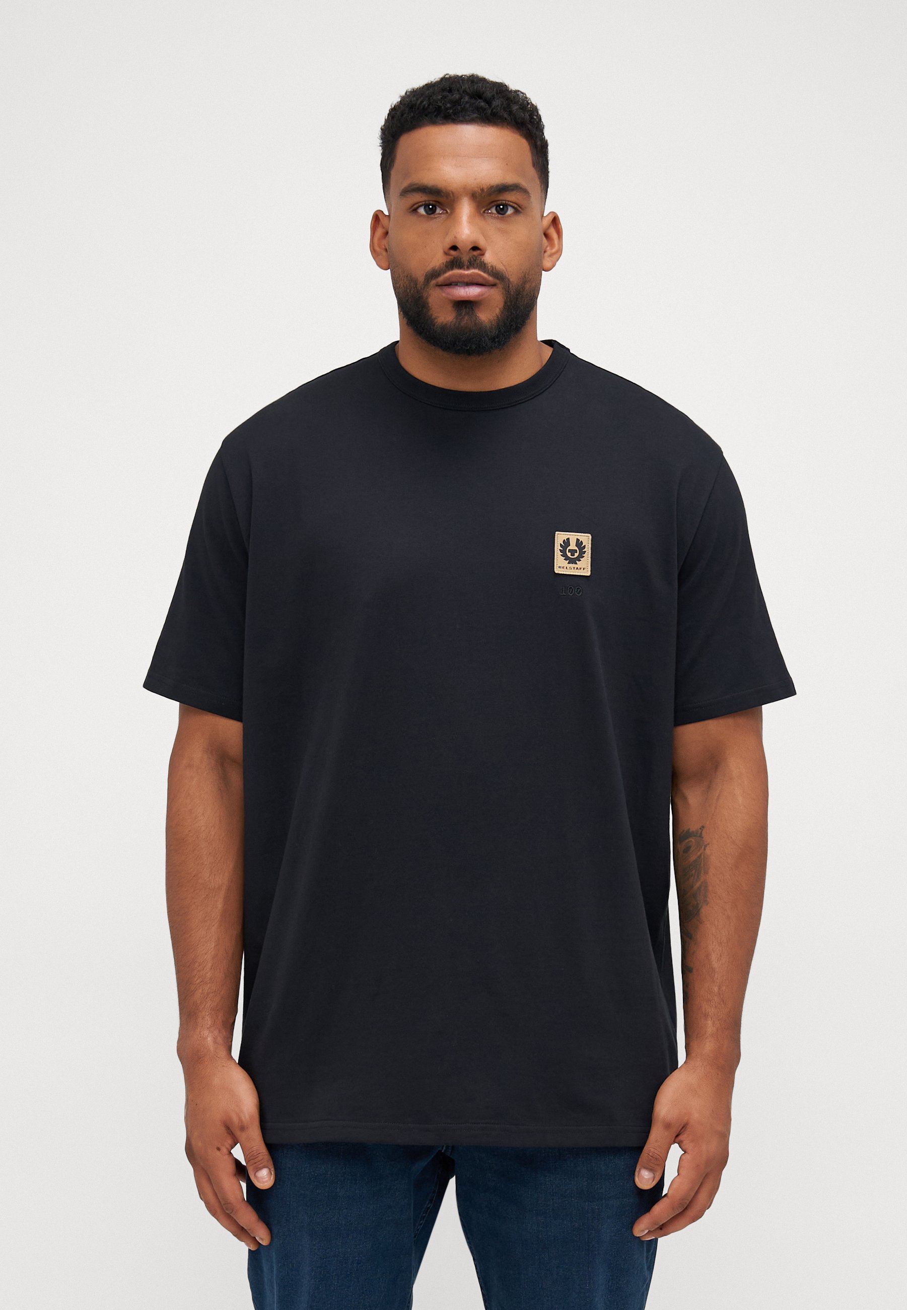 Tシャツ・カットソー BELSTAFF SS25 T-SHIRT CON PATCH LOGO (100055 BLACK) Belstaff T-Shirt Black | Belstaff | EQVVS