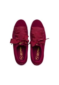 Burgundy sneakers with satin laces, soft fabric upper, and white rubber sole; features "SOFTFOAM" logo in gold on the insole.