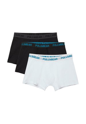 Drie herenboxers in zwart en wit, elk met een merkband met de tekst "PULL&BEAR" in verschillende kleuren.