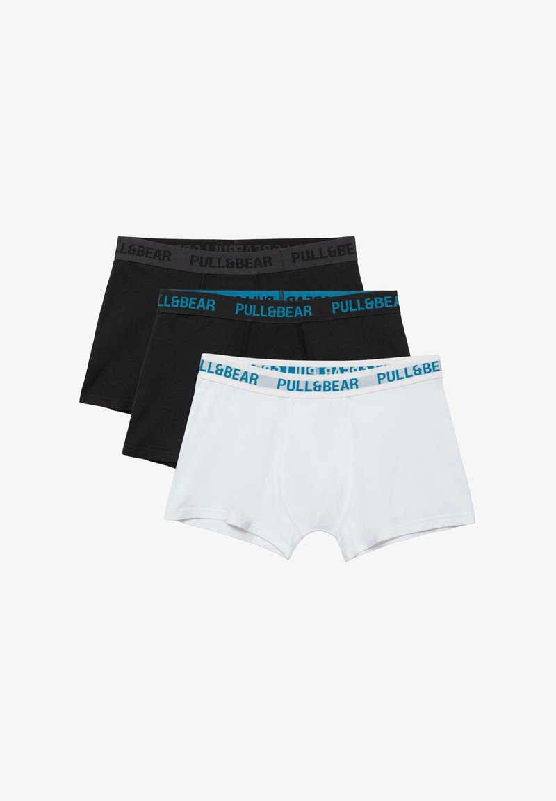 Trois boxers pour hommes en noir et blanc, chacun avec une ceinture élastique de marque portant l'inscription "PULL&BEAR" en différentes couleurs.