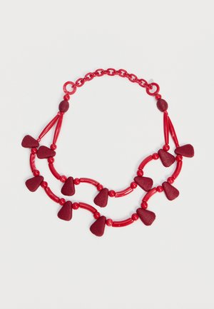 Collier rouge à deux rangs avec des perles rondes et allongées, des pendentifs texturés en forme de cône, et une fermeture à chaîne maillée.