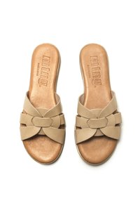 Sandales à glissière en cuir tan avec un design de lanière tissée. Dotées d'une semelle intérieure rembourrée et d'une semelle plate. Fabriquées en Espagne.