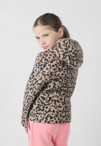Gewatteerd jack met capuchon in beige met een bruine en zwarte luipaardprint. Voorzien van een logopatch op de mouw en een aansluitend ontwerp.