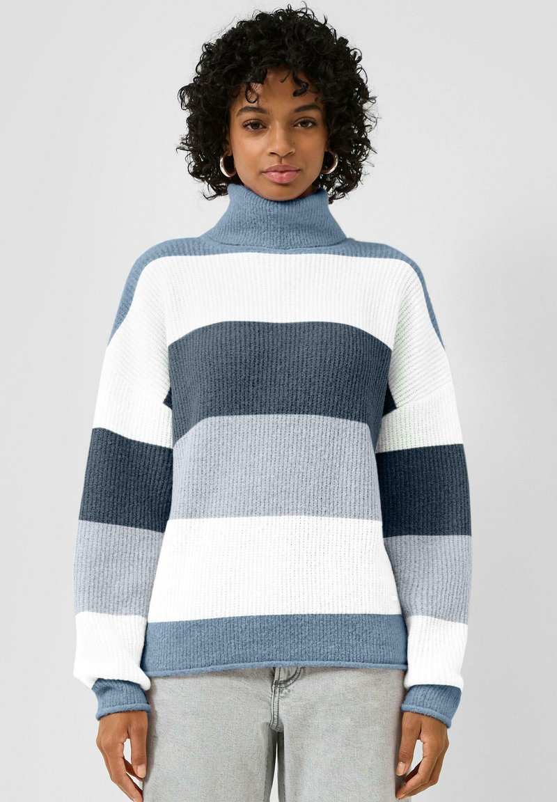 Gestreifter Rollkragenpullover in Blau, Grau und Weiß. Gerippte Struktur mit langen Ärmeln und lockerer Passform.