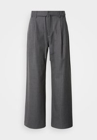 Pantalon gris foncé à jambes larges avec passants de ceinture et un lien fin en tissu à la taille, présenté sur un fond clair uni.