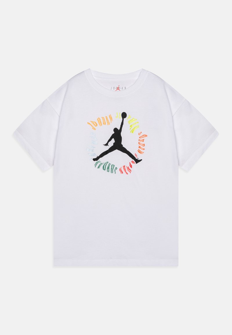 Bílý tričko s krátkým rukávem a černým logem Jumpman ve středu, obklopené barevným kruhovým textem s nápisem "Jordan."