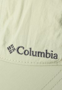 Φωτεινό πράσινο καπέλο Columbia με υφή ύφανσης, διαθέτει κεντημένο λογότυπο σε σκούρο γκρι και εμφανείς ραφές περιμετρικά.