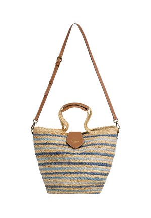 Sac à main en paille tressée avec des rayures bleues et naturelles, anses tressées, rabat en cuir et bandoulière en cuir marron réglable.