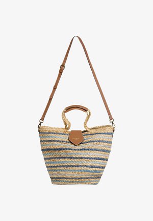 Sac à main en paille tressée avec des rayures bleues et naturelles, anses tressées, rabat en cuir et bandoulière en cuir marron réglable.