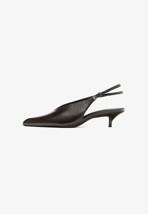 Zwarte leren slingback pump met een puntige neus, lage kitten heel en twee slanke enkelbandjes voor een stevige pasvorm. Gladde textuur met subtiele glans.