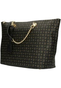 Borsa nera con hardware dorato, dotata di una tracolla a catena e motivo con logo. Realizzata in materiale testurizzato, forma rettangolare con chiusura a zip.