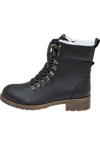 Bota de tobillo de cuero negro con punta redonda, forro de piel sintética, ojales metálicos y cordones negros. Tacón de madera grueso, superficie superior texturizada.