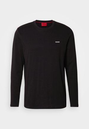 Camiseta de manga larga negra de algodón, con un escote redondeado y un logo blanco de "HUGO" en el pecho. Textura suave, ajuste casual.