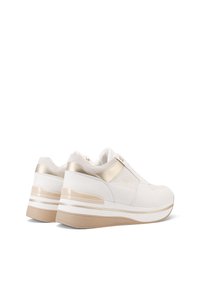 Sneakers piattaforma bianchi con una texture in pelle liscia, dettagli dorati e un design arrotondato. Presenta un logo discreto e una soletta imbottita.