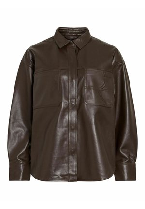 Veste en cuir marron avec un col, des fermetures à boutons, deux poches poitrine et une texture légèrement brillante. Comprend des détails de couture subtils.