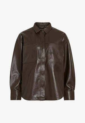 Brūna ādas krekla jakas ar apkakli, pogu aizdari, divām krūšu kabatām un nedaudz spīdīgu tekstūru. Iekļautas smalkas šuves detaļas.