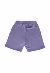 Shorts décontractés violets avec taille élastique et une seule poche arrière, vus de dos sur fond blanc.