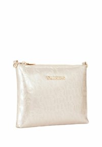 Pochette plate en or métallique avec logo "Valentino" en relief et motif embossé, fermeture éclair, texture lisse et forme rectangulaire minimaliste.