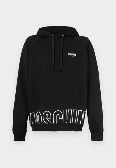 Svart hettegenser med snorer, liten "Moschino Active"-tekst på brystet, og stor hvit "Moschino"-tekst delvis synlig ved kanten.