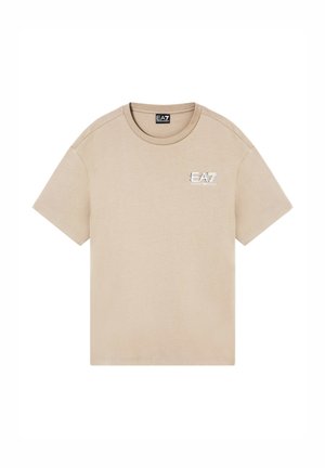 T-shirt beige a maniche corte con scollo rotondo e piccolo logo EA7 Emporio Armani sul petto a sinistra, posata distesa su sfondo bianco.