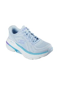 Zapatilla deportiva de color azul claro con parte superior de malla, cierre de cordones, suela acolchada y acentos morados. Presenta una textura transpirable y una marca en el costado.