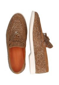 Bruine suède instapschoenen met strass versieringen, een witte rubberen zool en een decoratieve strik op de bovenkant.