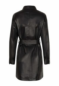 Cappotto di pelle nera con collo a camicia, maniche lunghe e vita con cintura. Texture liscia e taglio sartoriale con dettagli delle cuciture sul retro.