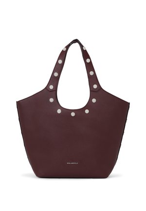 Dunkelbraune Ledertote-Bag mit breiten Griffen, verziert mit runden silbernen Nieten und kleinem Markennamen-Text unten in der Mitte.