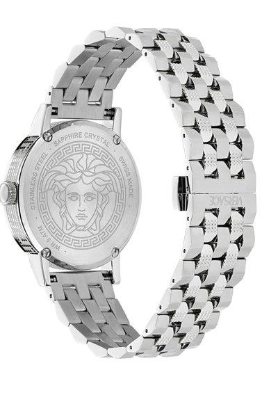 Srebrny zegarek ze stali nierdzewnej z plecionym bransoletą, szafirowym szkłem i wygrawerowanym emblematem Meduzy na tylnej części obudowy.