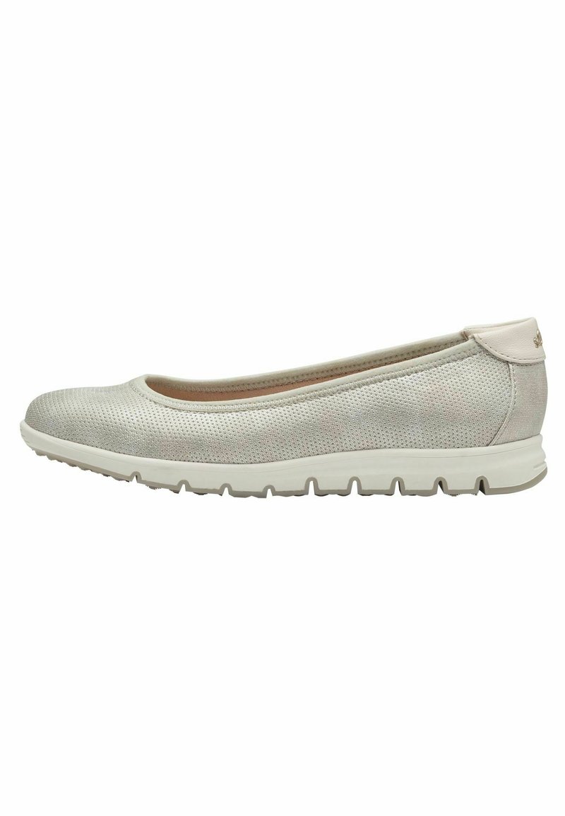 Ballerines en mesh grises avec un bout rond, une ouverture élastiquée et une semelle blanche légère. Panneau arrière lisse avec détail du logo de la marque.