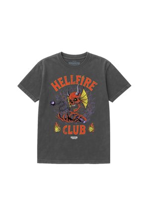 Dunkelgraues T-Shirt mit einem roten gehörnten Totenschädel, lodernden 20-seitigen Würfeln und dem Text "Hellfire Club", der sich auf Stranger Things bezieht.