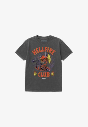 Dunkelgraues T-Shirt mit einem roten gehörnten Totenschädel, lodernden 20-seitigen Würfeln und dem Text "Hellfire Club", der sich auf Stranger Things bezieht.