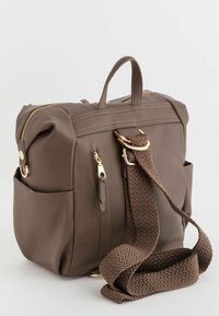 Bolso de cuero marrón texturizado con herrajes dorados, asas superiores y una correa para el hombro trenzada. Cuenta con múltiples bolsillos con cremallera y un diseño elegante.