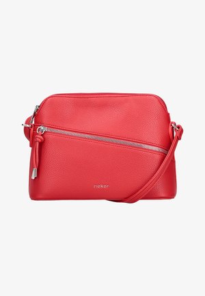 Sac bandoulière rouge texturé avec poche zippée diagonale argentée et sangle réglable, marqué "rieker" au centre devant.