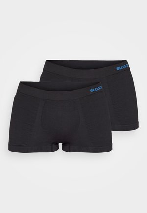 Schwarze Boxershorts aus weichem Stoff, mit einem horizontalen Bund mit blauer "SLOGGI"-Branding und genähten Nähten für Flexibilität.